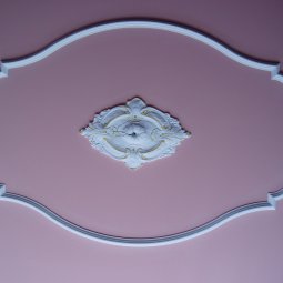 Interiér - sádrová stropní rozeta s okrasnou lištou