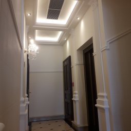 Interiér - sádrový pilastry a osvětlovací římsy